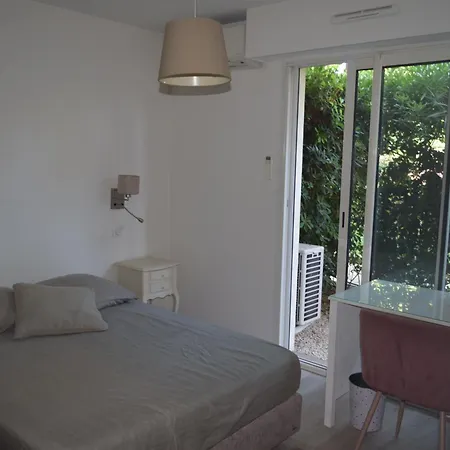 Апартаменты Vue Rez-de-jardin Piscine *