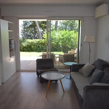 Vue Rez-de-jardin Piscine * Антиб