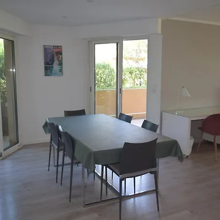 Vue Rez-de-jardin Piscine Апартаменты Антиб