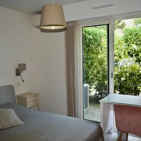 Vue Rez-de-jardin Piscine Антиб