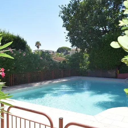 Vue Rez-de-jardin Piscine * Антиб